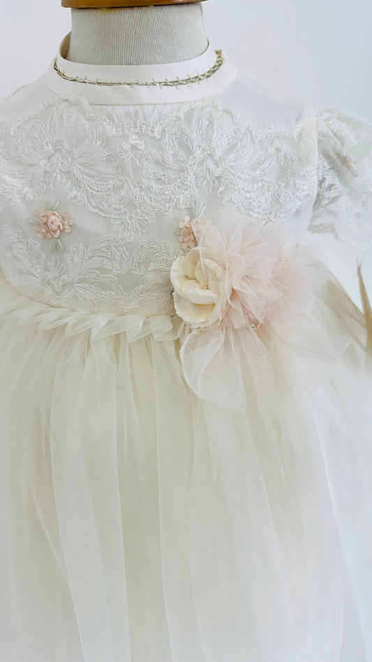 Vestido para Bautizo de encaje, tul y capota a juego con flores y perlas. Miranda