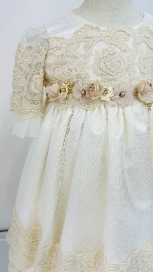Ropón para Bautizo con encaje, capota a juego y flores en la cintura. Flor - Ceremonias Anny