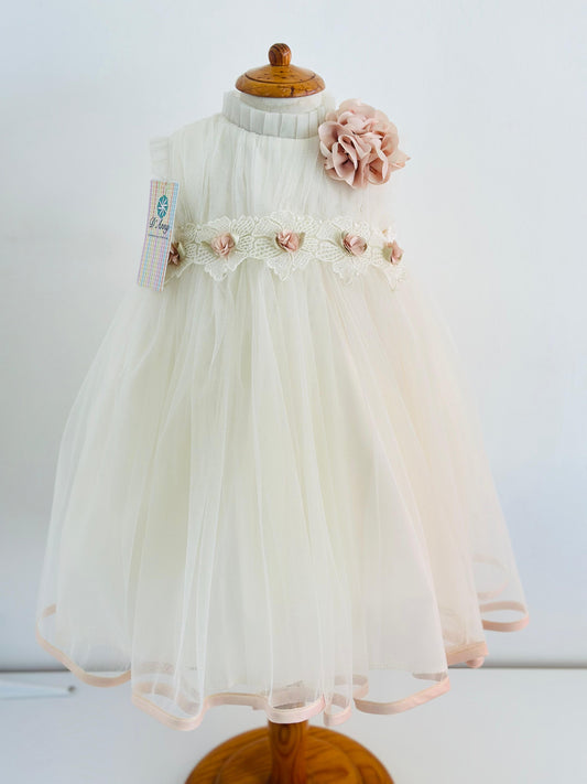 Vestido de Bautizo con flor rosa en hombro - Ceremonias Anny