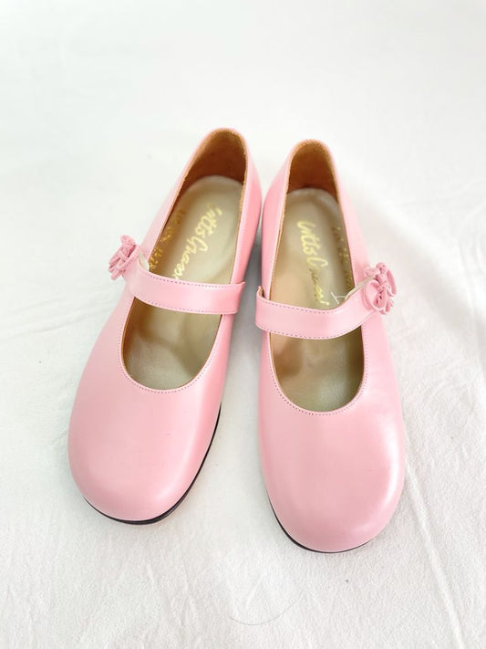 Zapato con adorno en broche de mariposa