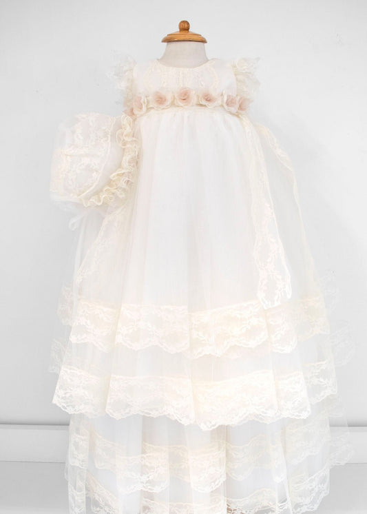 Ropón para Bautizo con capota , encaje y flores en la cintura. Lia - Ceremonias Anny