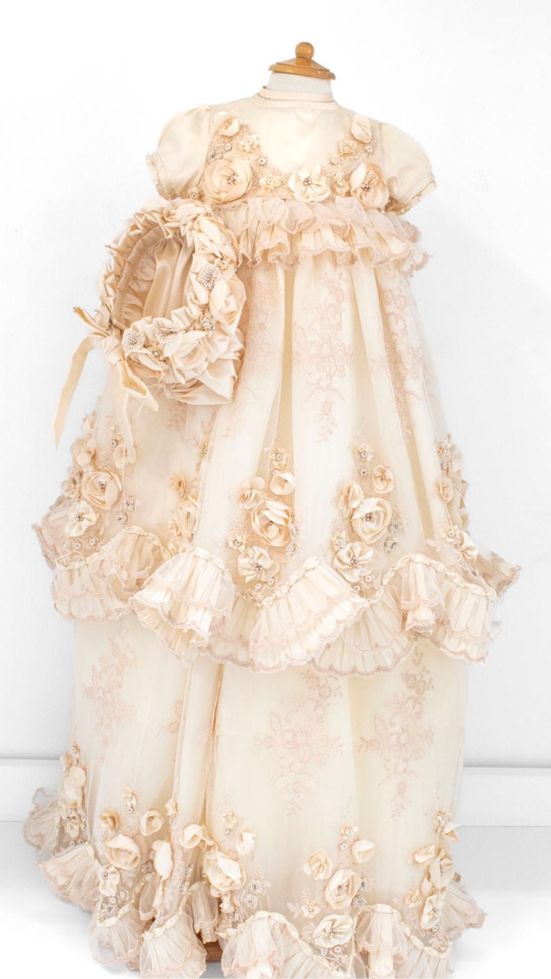 Diferencia entre un Ropón de Bautizo y un Vestido de Bautizo: ¿Cuál elegir? - Ceremonias Anny