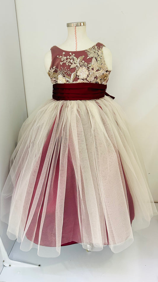Vestido de niña con tul,  flores en el pecho y moño en la cintura en color vino
