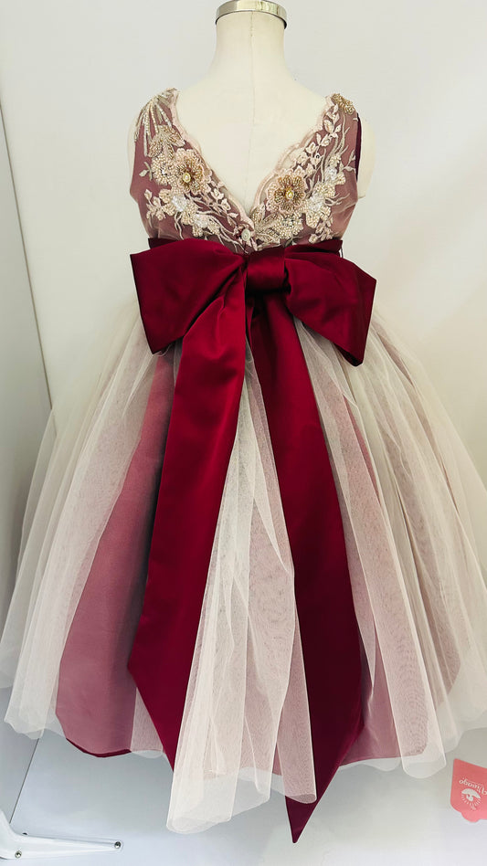 Vestido de niña con tul,  flores en el pecho y moño en la cintura en color vino