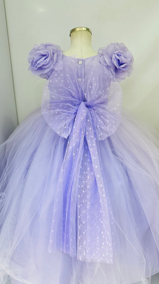 Vestido de niña para fiesta en color lila con rosas en los hombros y moño de tul
