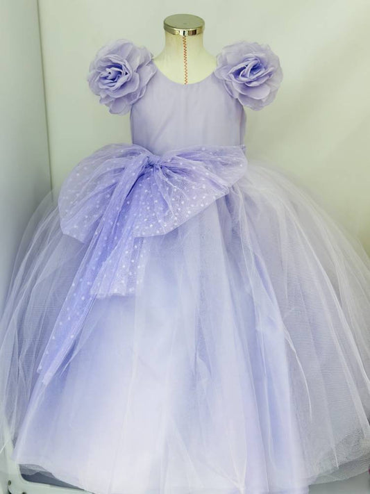 Vestido de niña para fiesta en color lila con rosas en los hombros y moño de tul