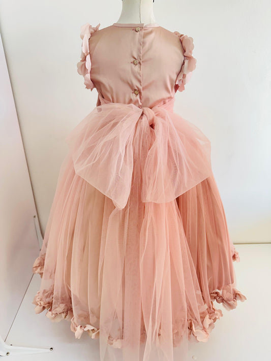 Vestido para niña esponajdo con petalos en palo de rosa
