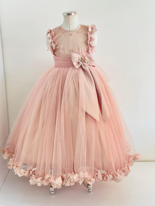 Vestido para niña esponajdo con petalos en palo de rosa