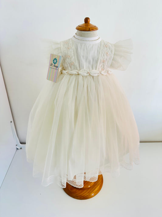 Vestido de bautizo con bordados a mano