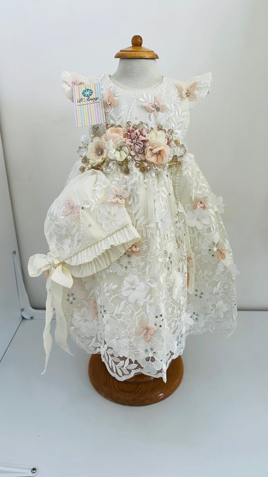 Vestido de bautizo con encaje bordado y flores