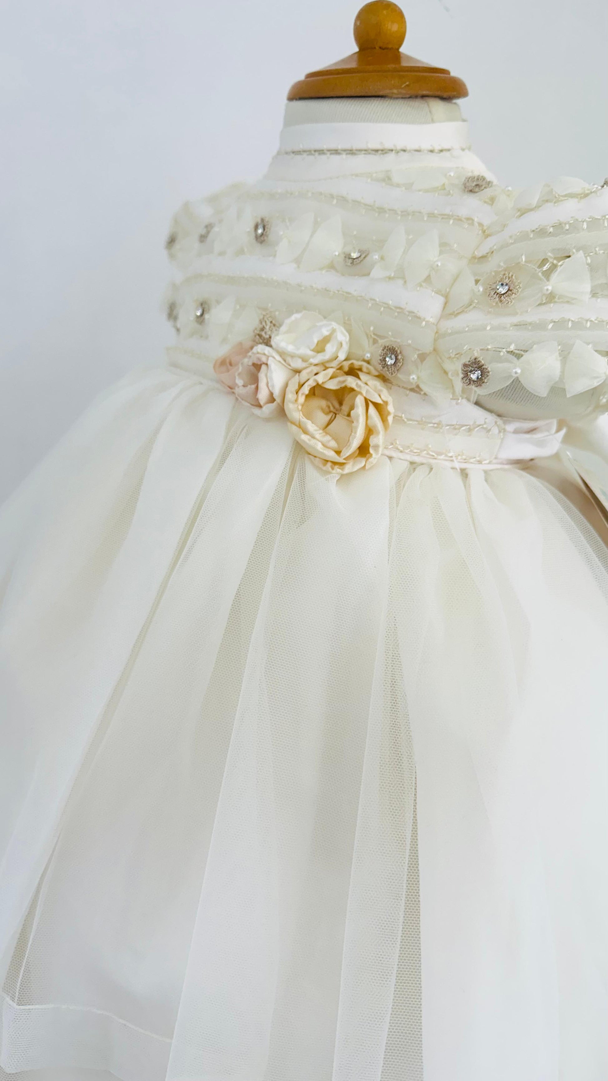 Ropón de Bautizo desmontable, Pedrería y Flores 3D. - Ceremonias Anny