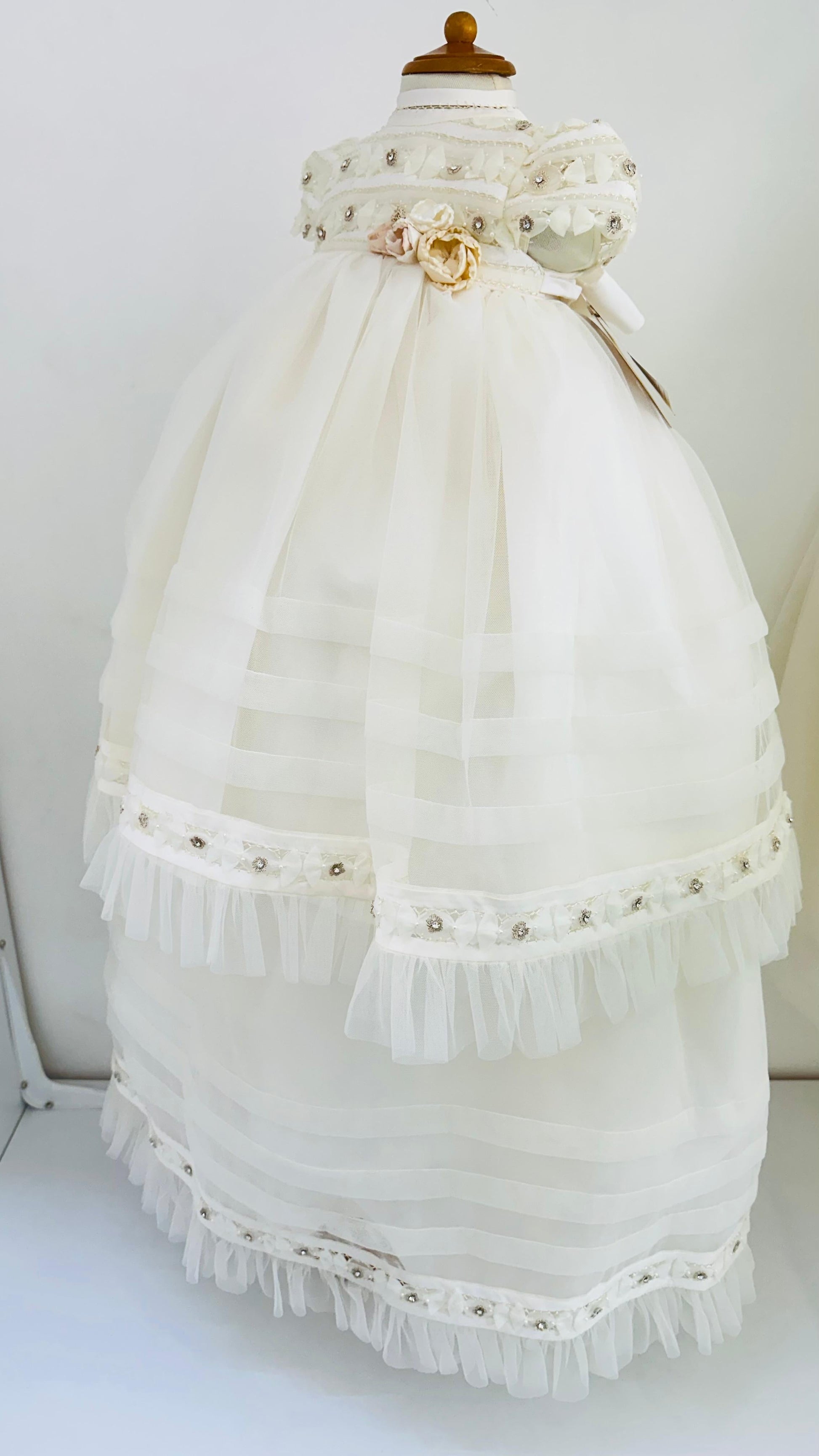 Ropón de Bautizo desmontable, Pedrería y Flores 3D. - Ceremonias Anny