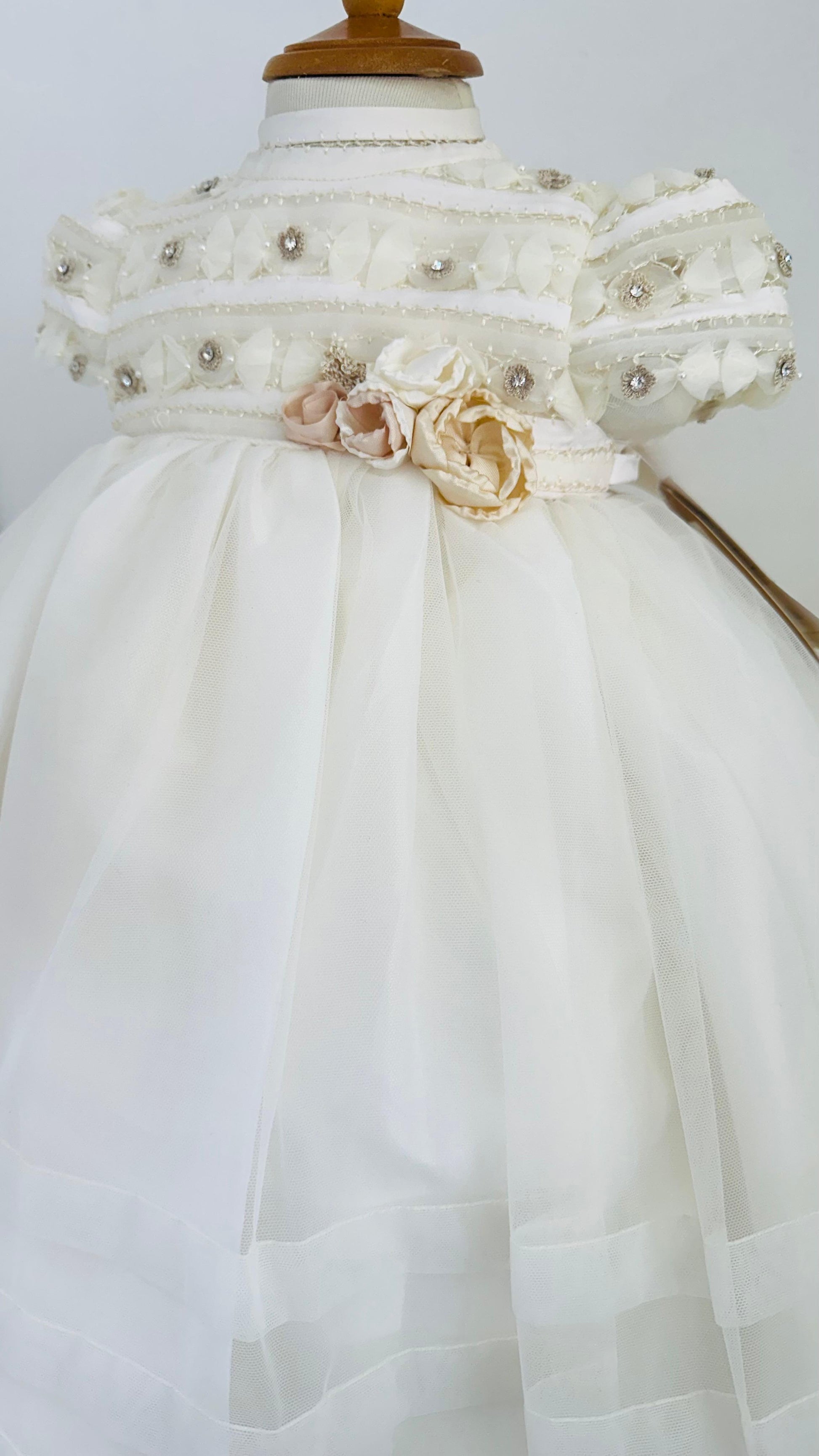 Ropón de Bautizo desmontable, Pedrería y Flores 3D. - Ceremonias Anny