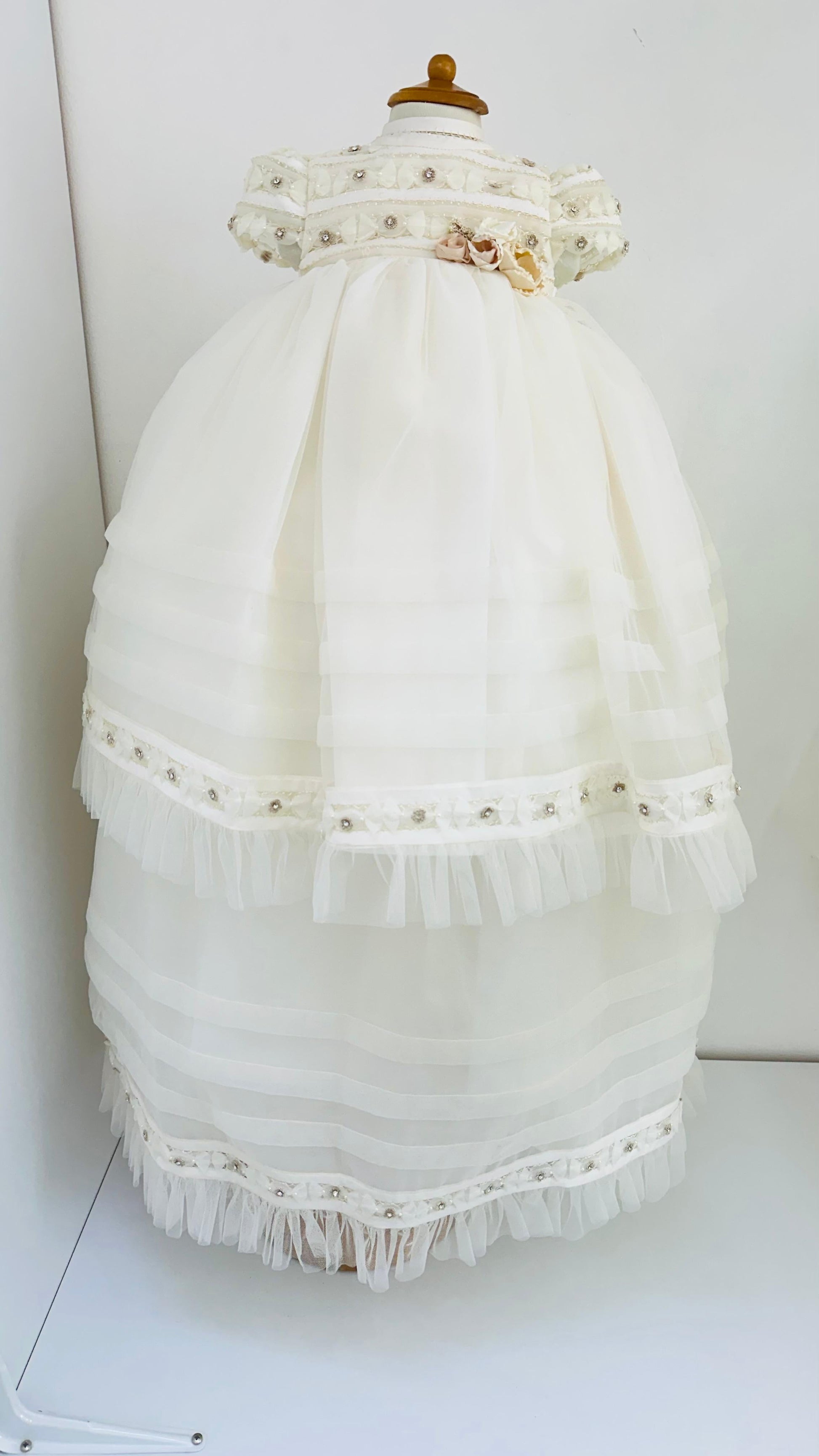 Ropón de Bautizo desmontable, Pedrería y Flores 3D. - Ceremonias Anny