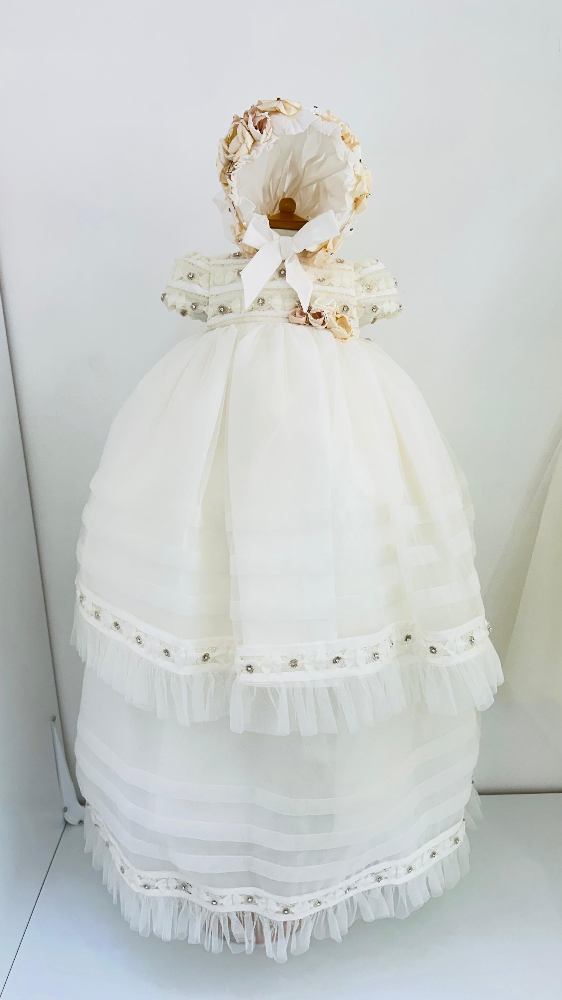 Ropón de Bautizo desmontable, Pedrería y Flores 3D. - Ceremonias Anny