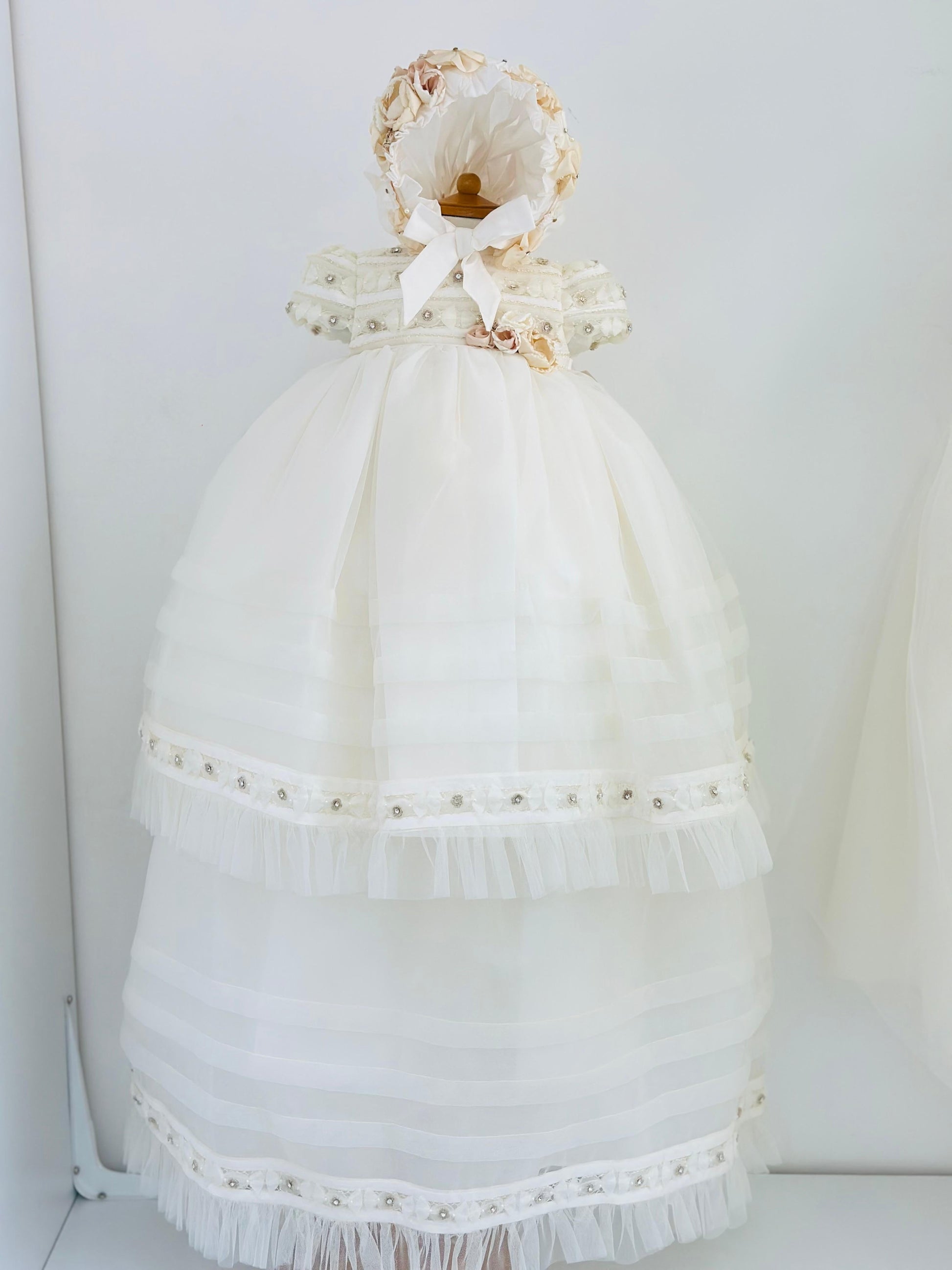 Ropón de Bautizo desmontable, Pedrería y Flores 3D. - Ceremonias Anny