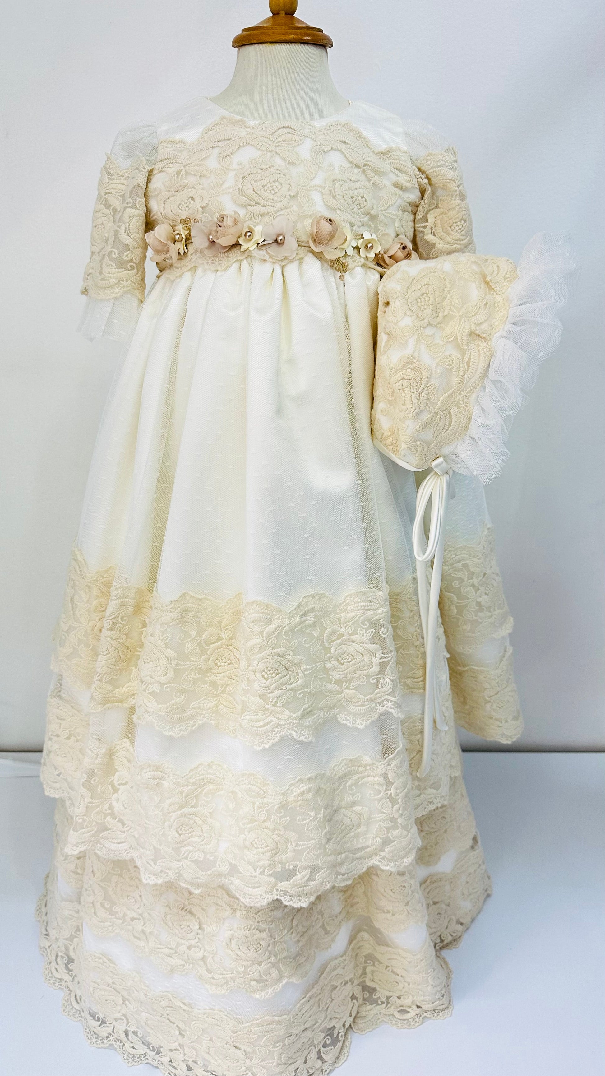Ropón para Bautizo con encaje, capota a juego y flores en la cintura. Flor - Ceremonias Anny