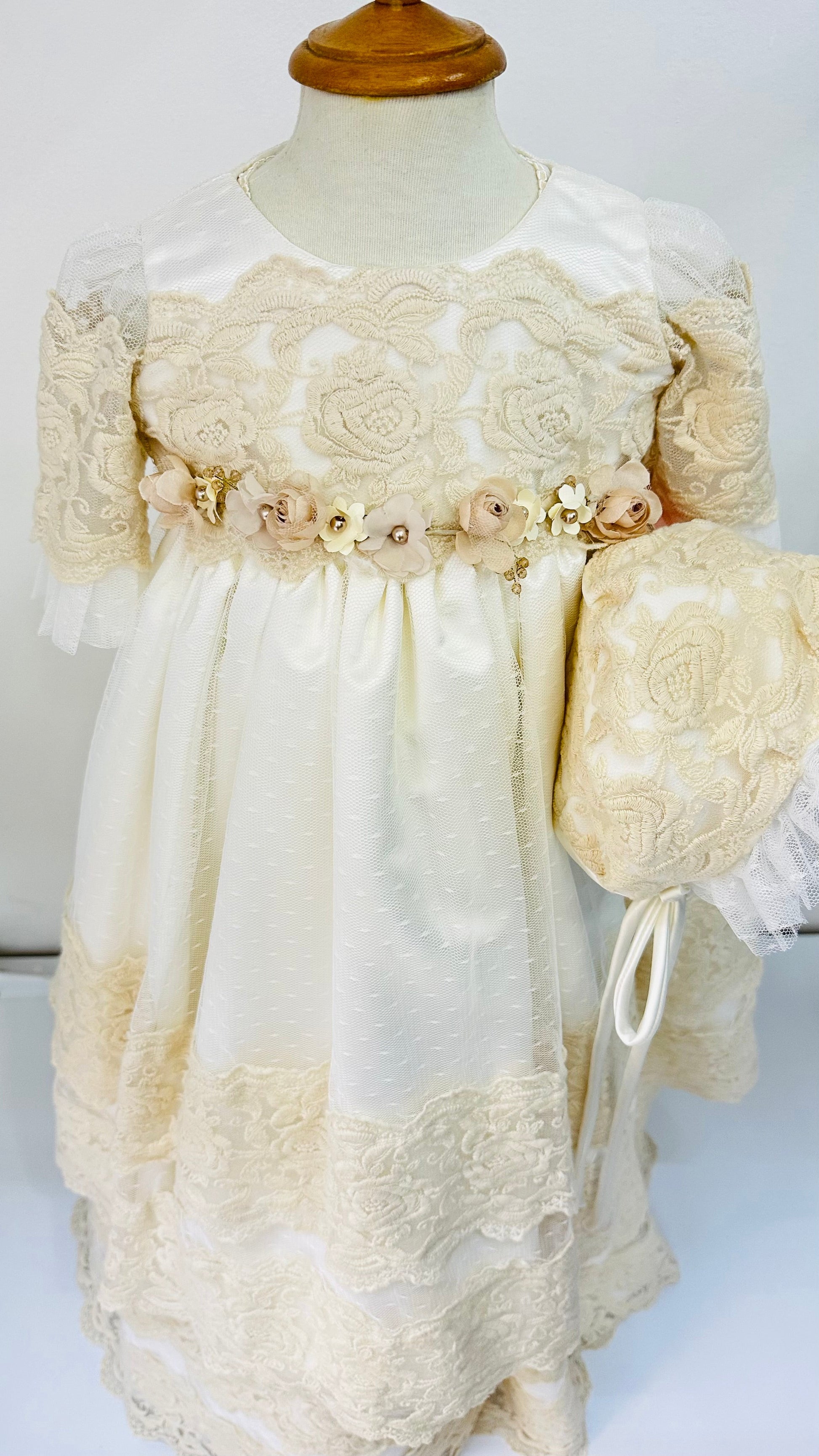 Ropón para Bautizo con encaje, capota a juego y flores en la cintura. Flor - Ceremonias Anny