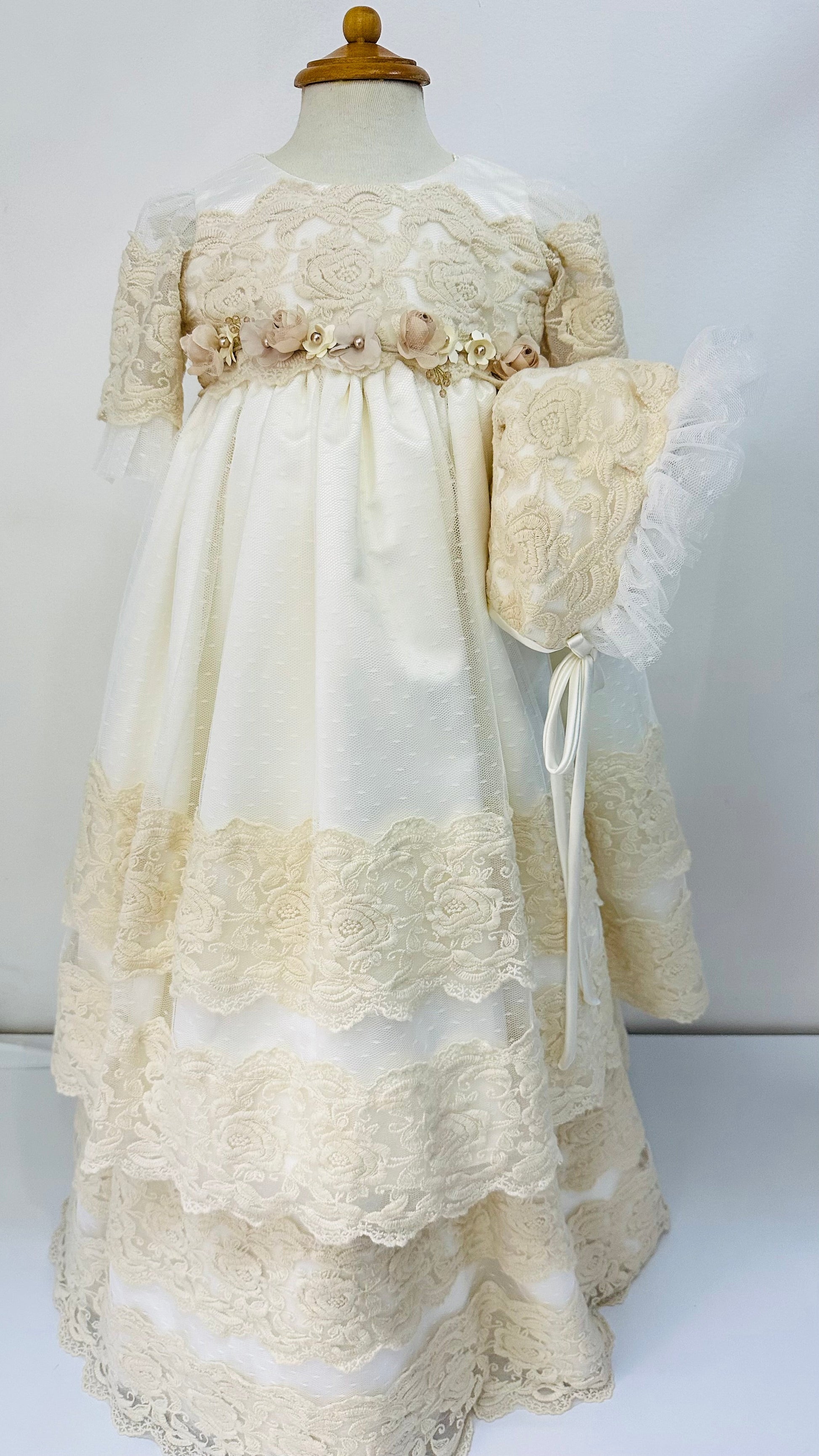 Ropón para Bautizo con encaje, capota a juego y flores en la cintura. Flor - Ceremonias Anny