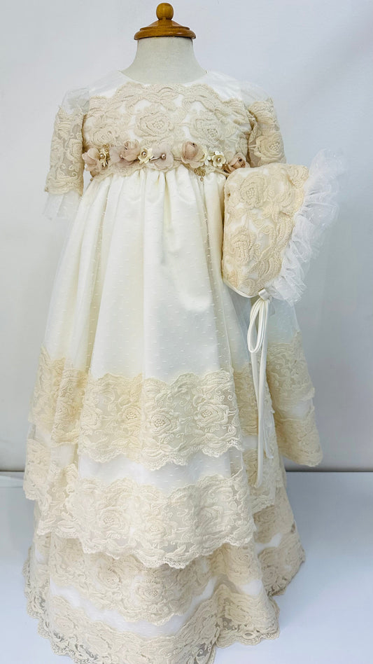 Ropón para Bautizo con encaje, capota a juego y flores en la cintura. Flor - Ceremonias Anny