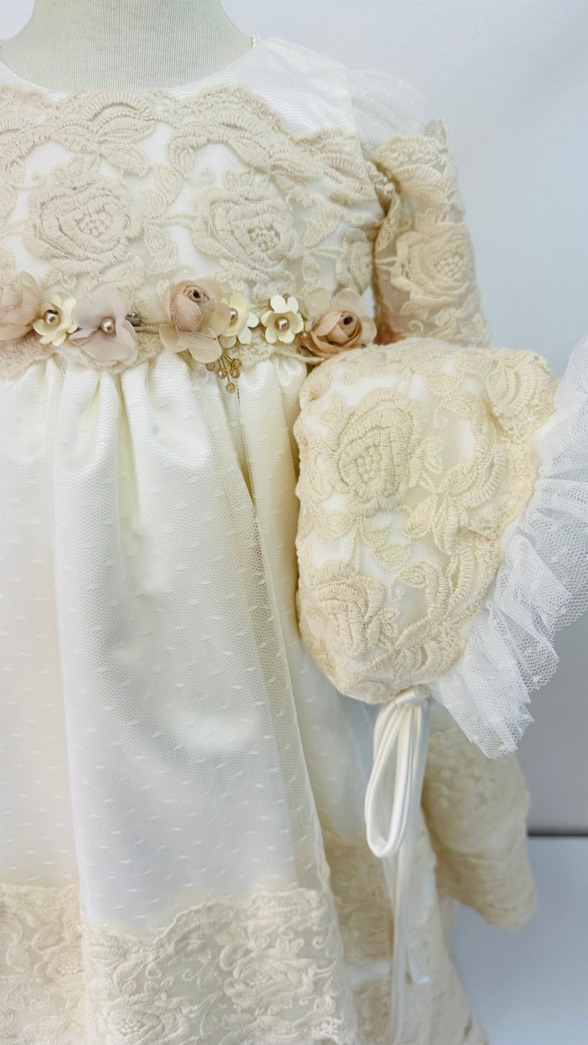 Ropón para Bautizo con encaje, capota a juego y flores en la cintura. Flor - Ceremonias Anny