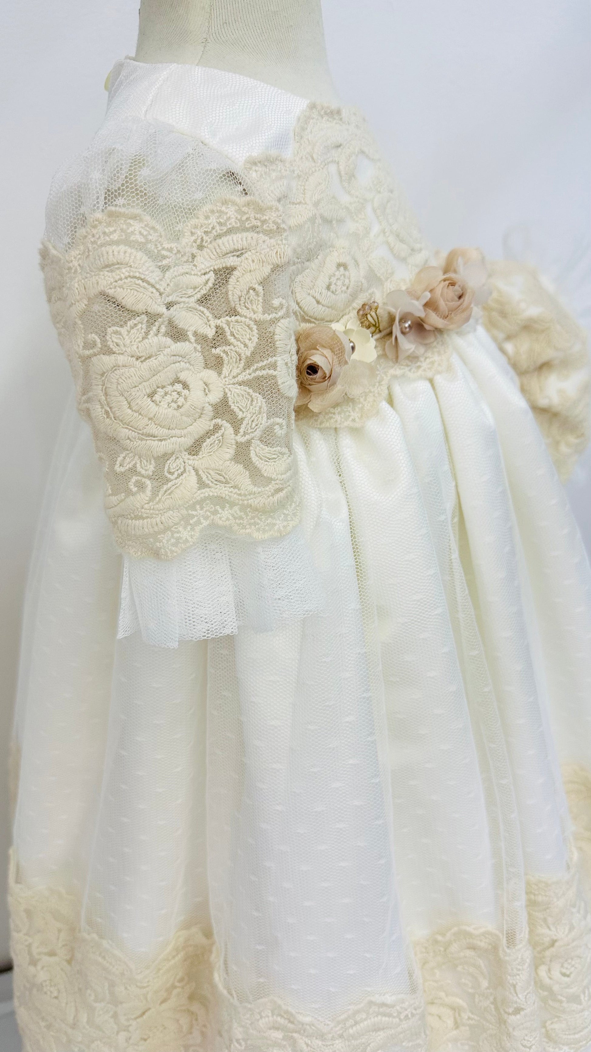 Ropón para Bautizo con encaje, capota a juego y flores en la cintura. Flor - Ceremonias Anny