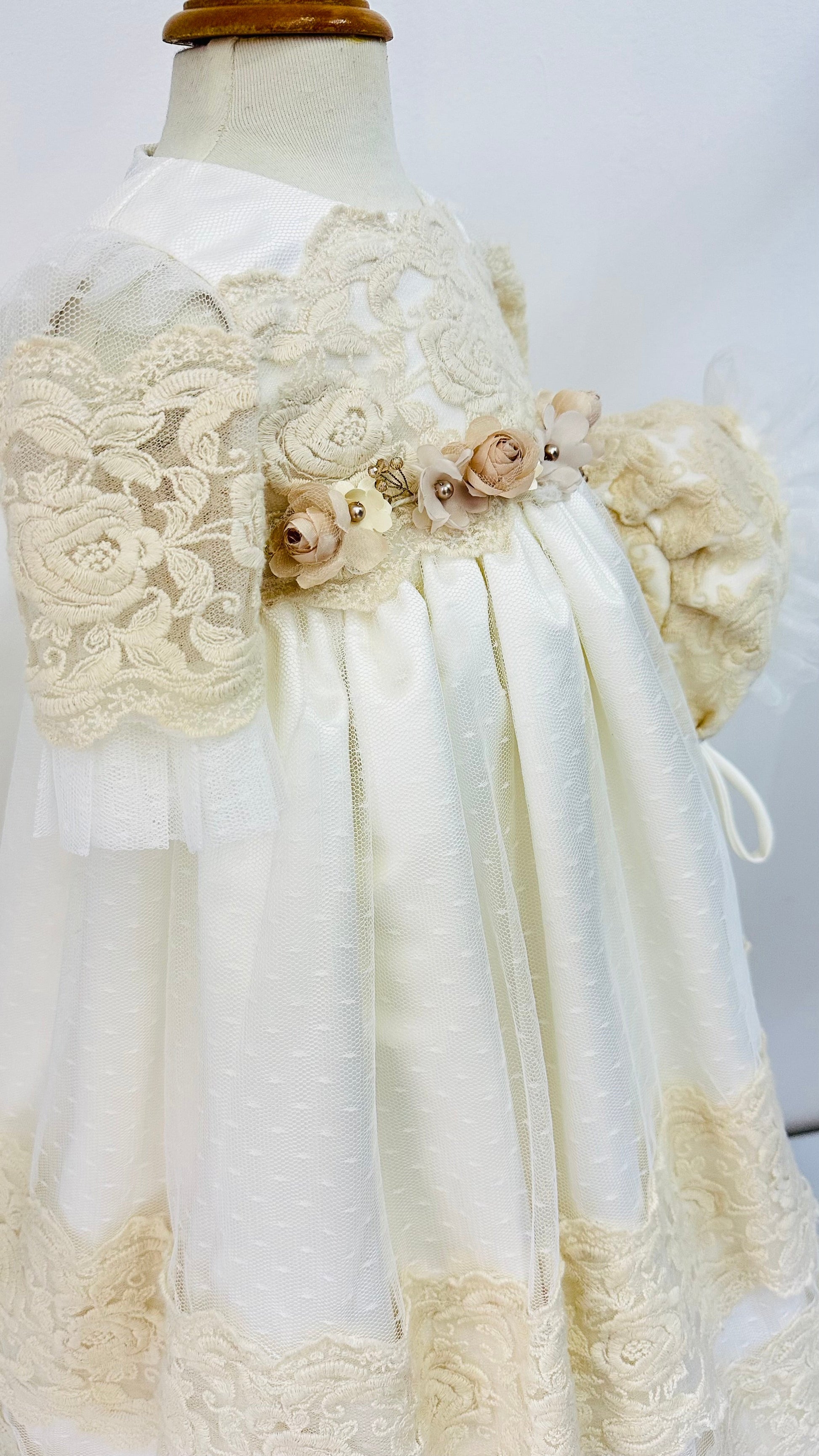 Ropón para Bautizo con encaje, capota a juego y flores en la cintura. Flor - Ceremonias Anny