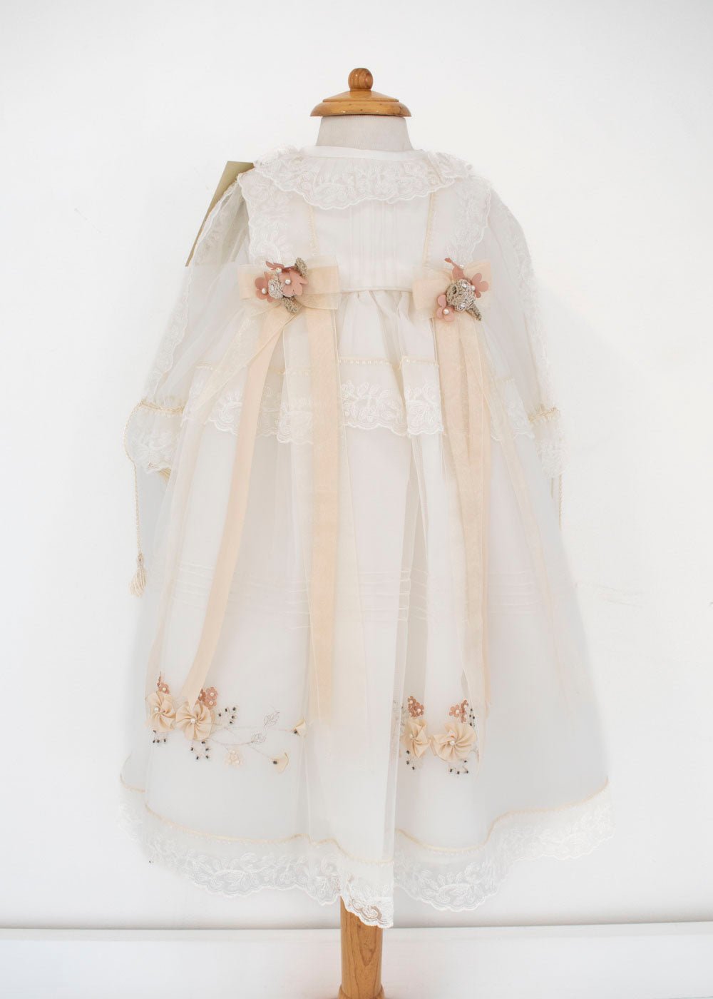 Ropón para Bautizo con encaje y organza, moños y bordado floral. Saba - Ceremonias Anny