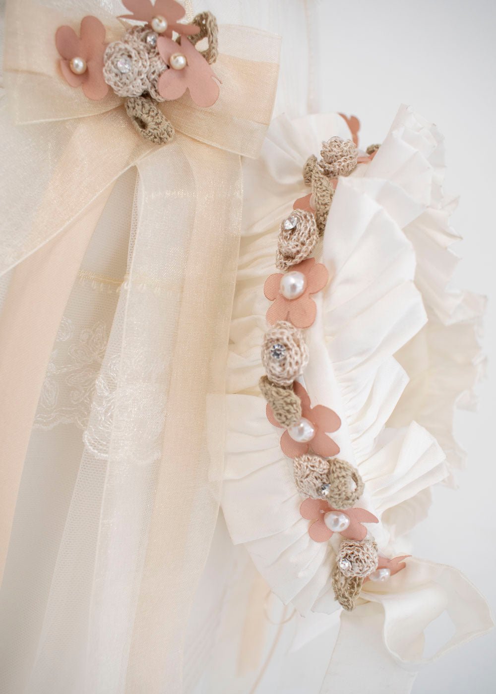 Ropón para Bautizo con encaje y organza, moños y bordado floral. Saba - Ceremonias Anny
