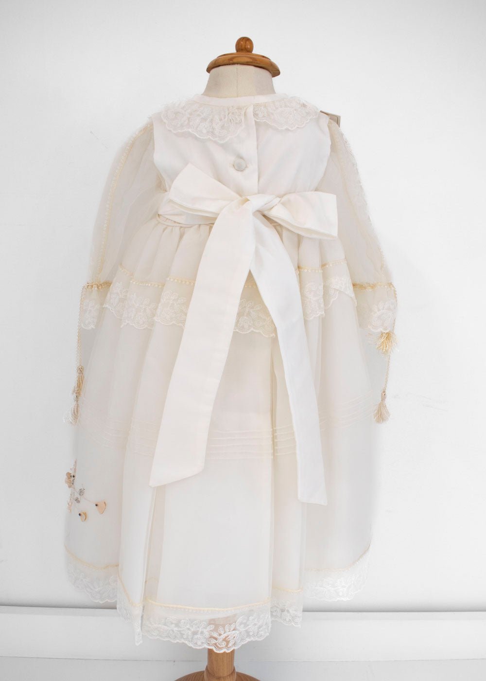 Ropón para Bautizo con encaje y organza, moños y bordado floral. Saba - Ceremonias Anny