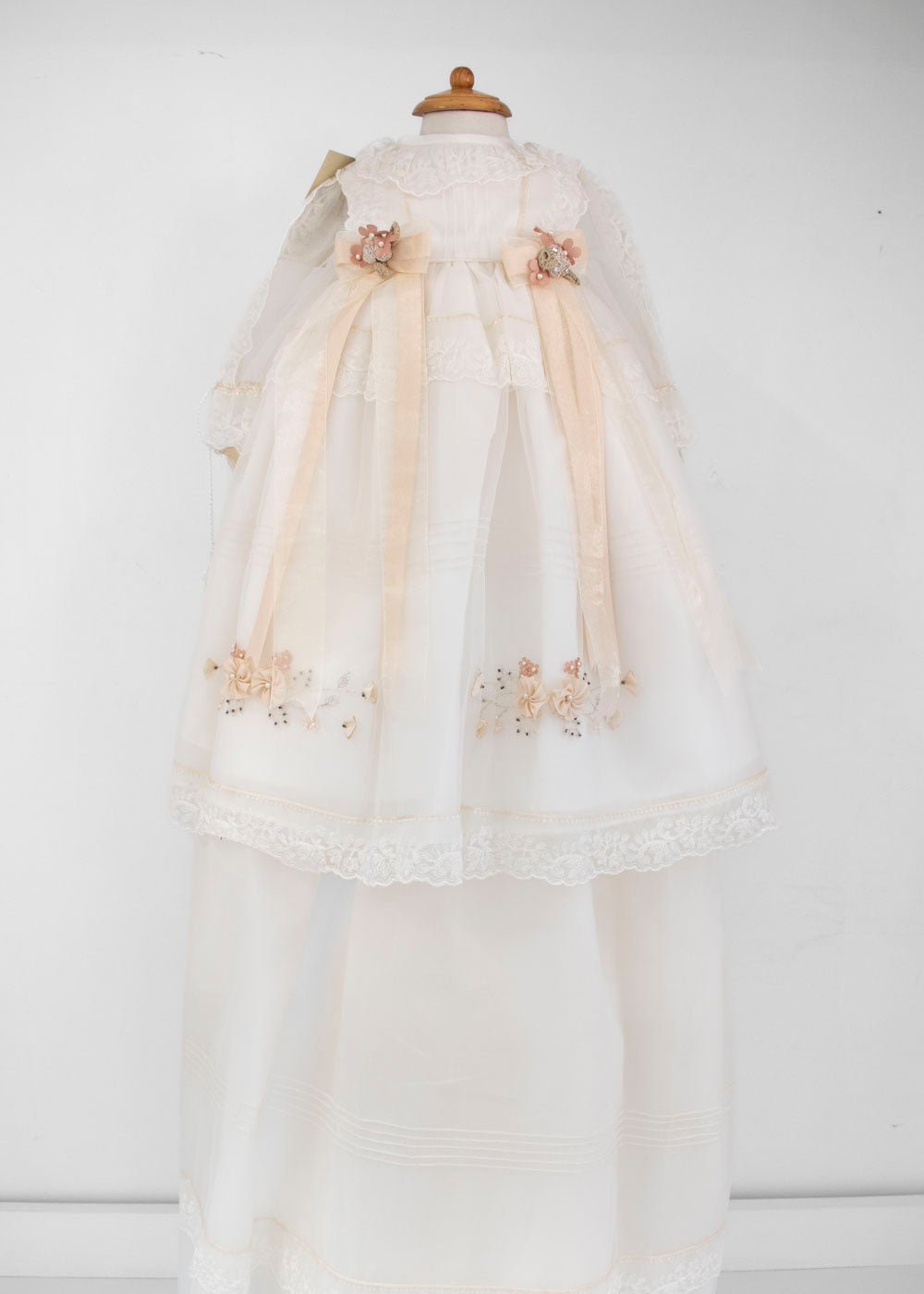 Ropón para Bautizo con encaje y organza, moños y bordado floral. Saba - Ceremonias Anny