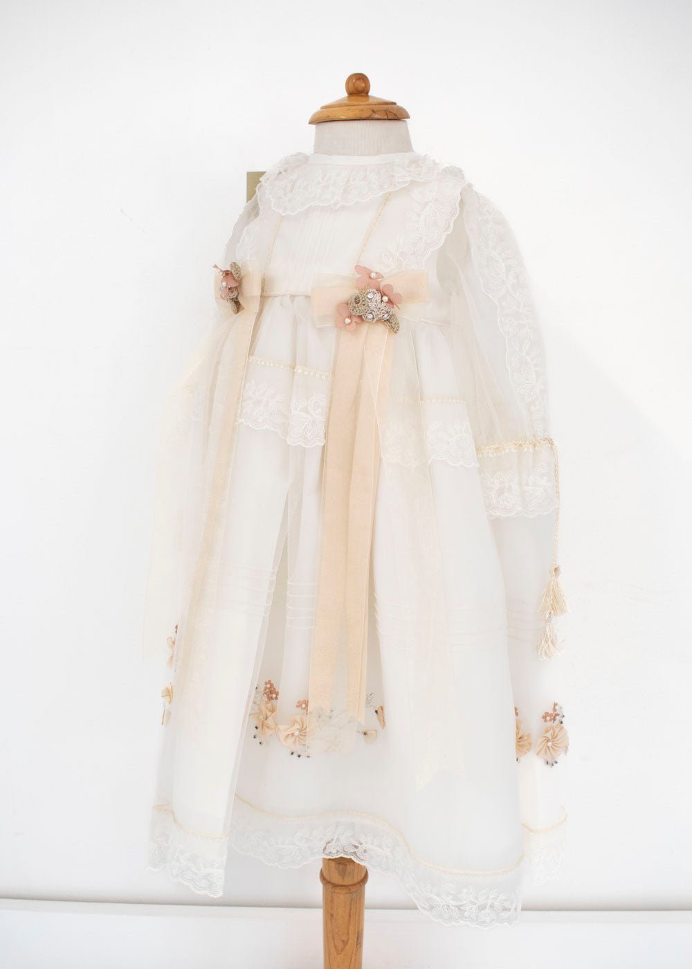 Ropón para Bautizo con encaje y organza, moños y bordado floral. Saba - Ceremonias Anny