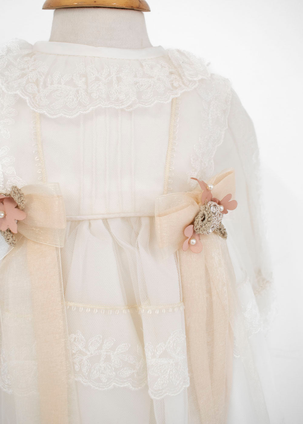 Ropón para Bautizo con encaje y organza, moños y bordado floral. Saba - Ceremonias Anny