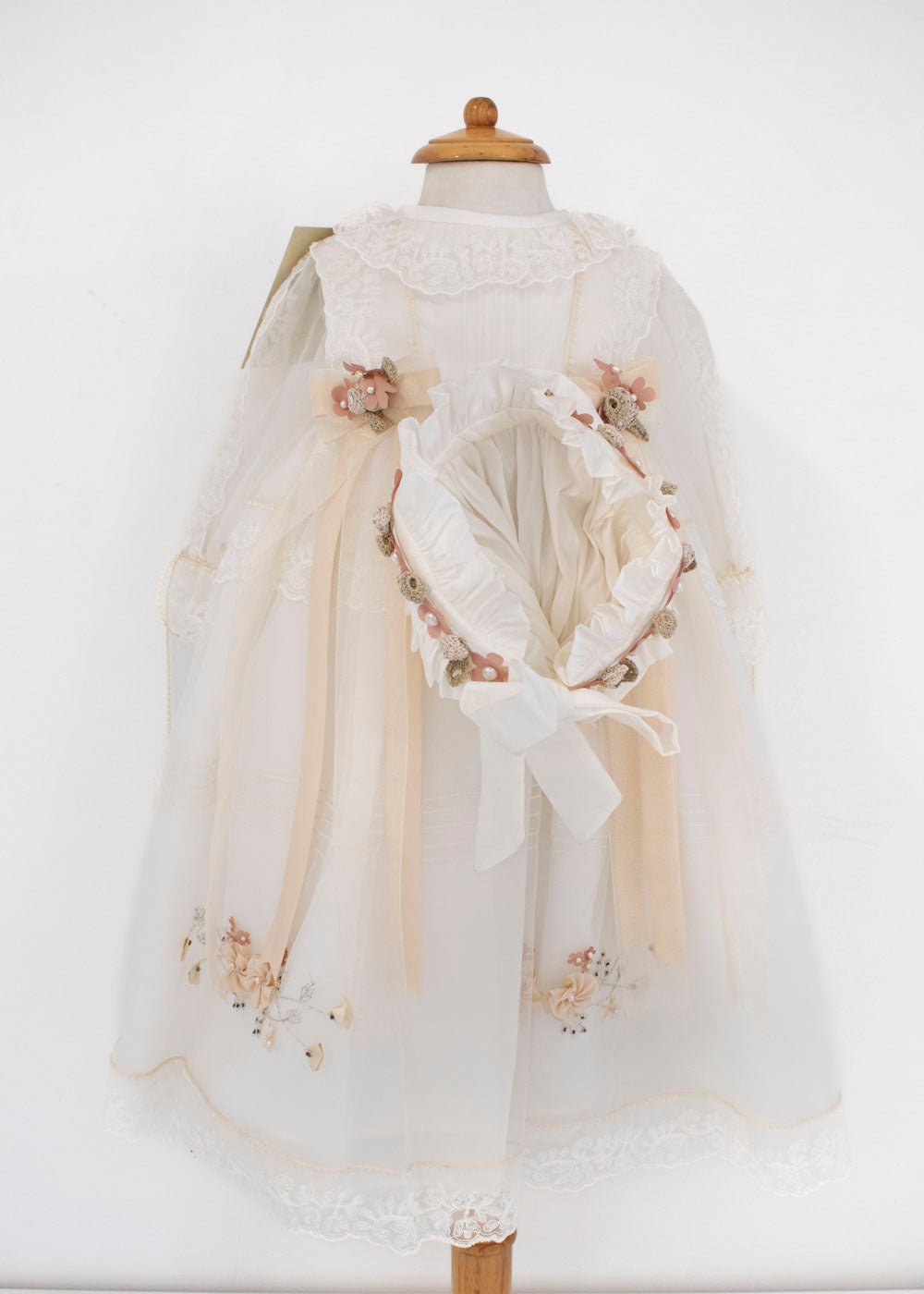 Ropón para Bautizo con encaje y organza, moños y bordado floral. Saba - Ceremonias Anny