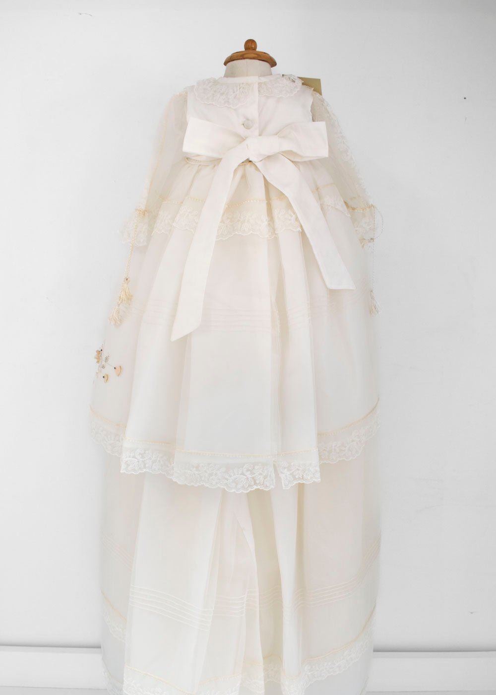 Ropón para Bautizo con encaje y organza, moños y bordado floral. Saba - Ceremonias Anny