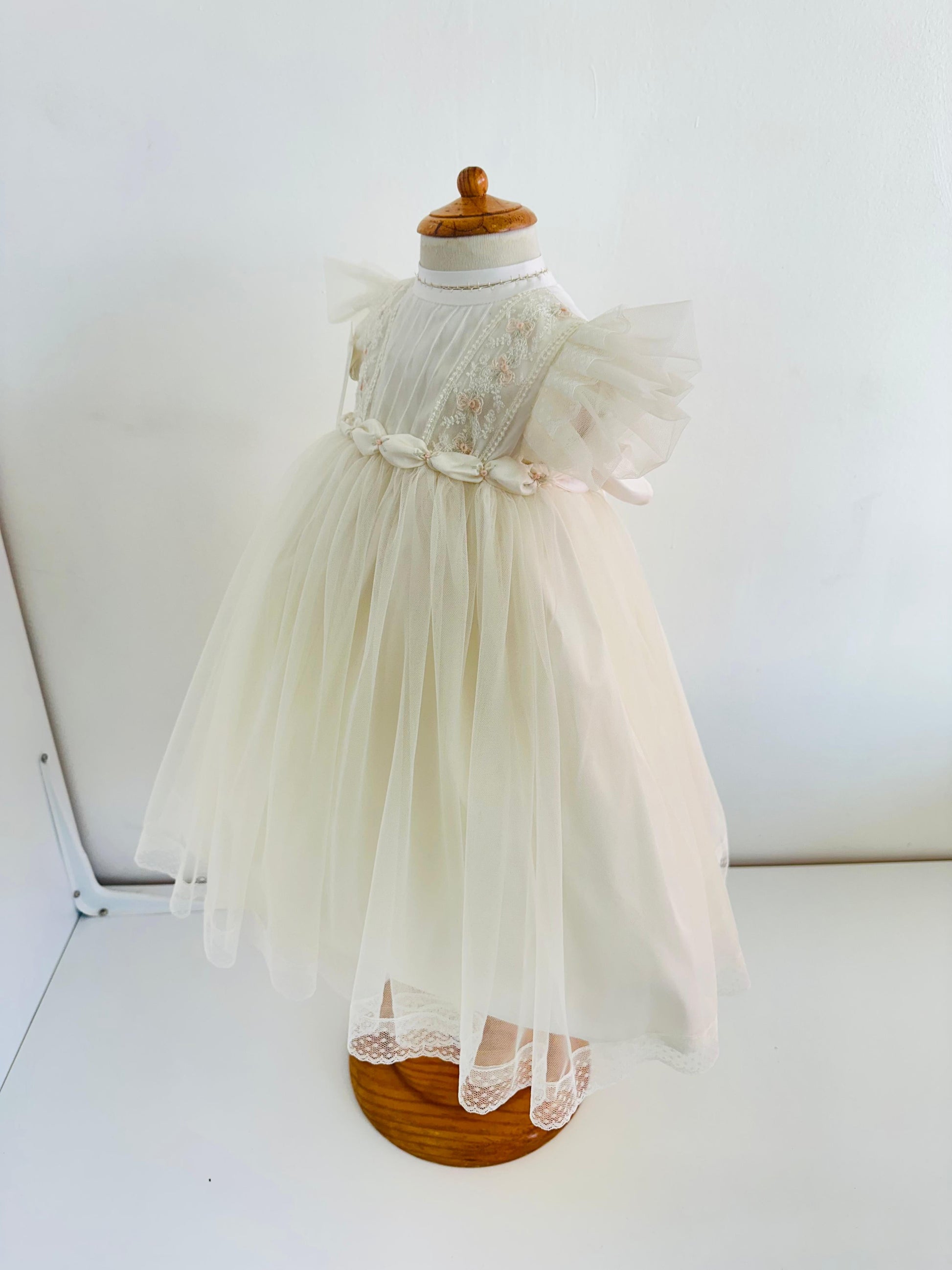 Vestido de bautizo con bordado artesanal - Ceremonias Anny