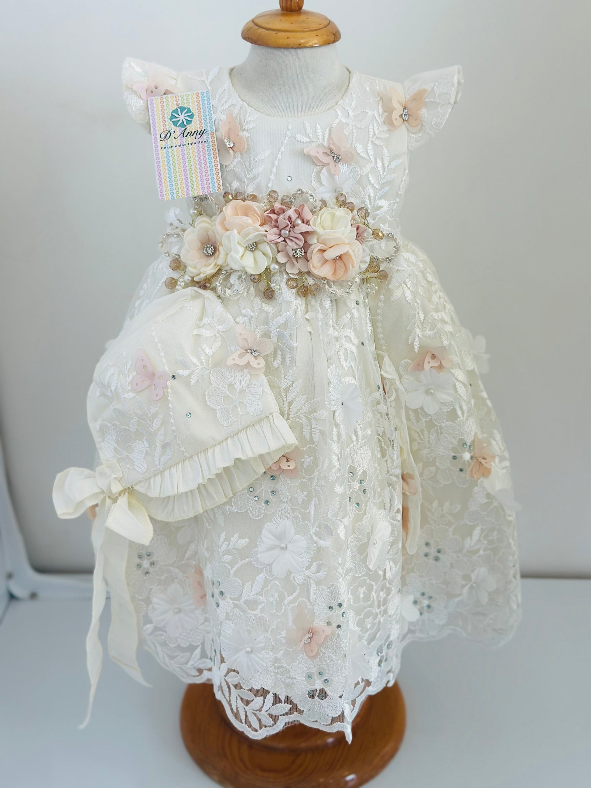 Vestido de bautizo con encaje bordado y flores - Ceremonias Anny