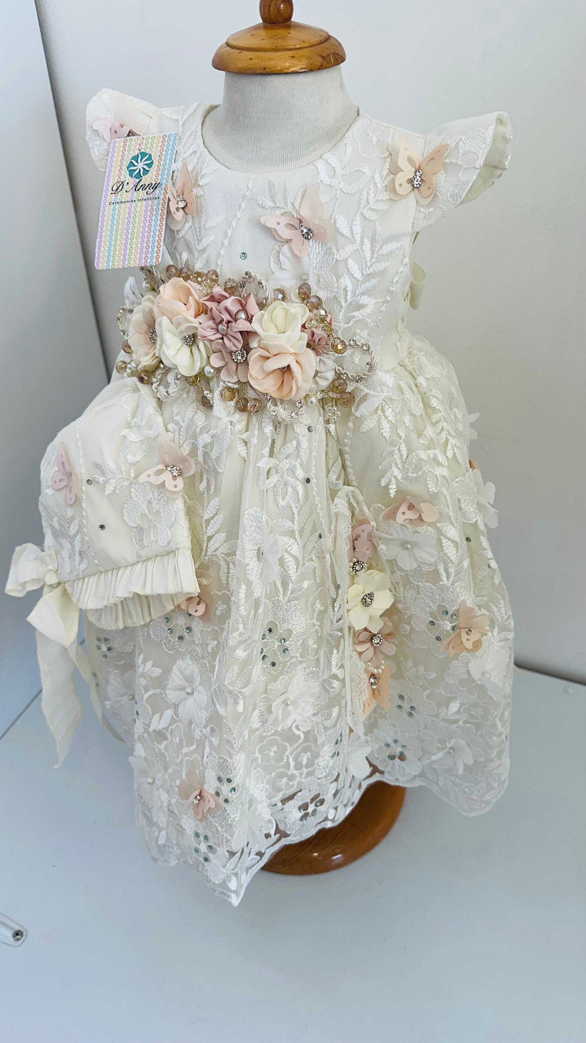 Vestido de bautizo con encaje bordado y flores - Ceremonias Anny