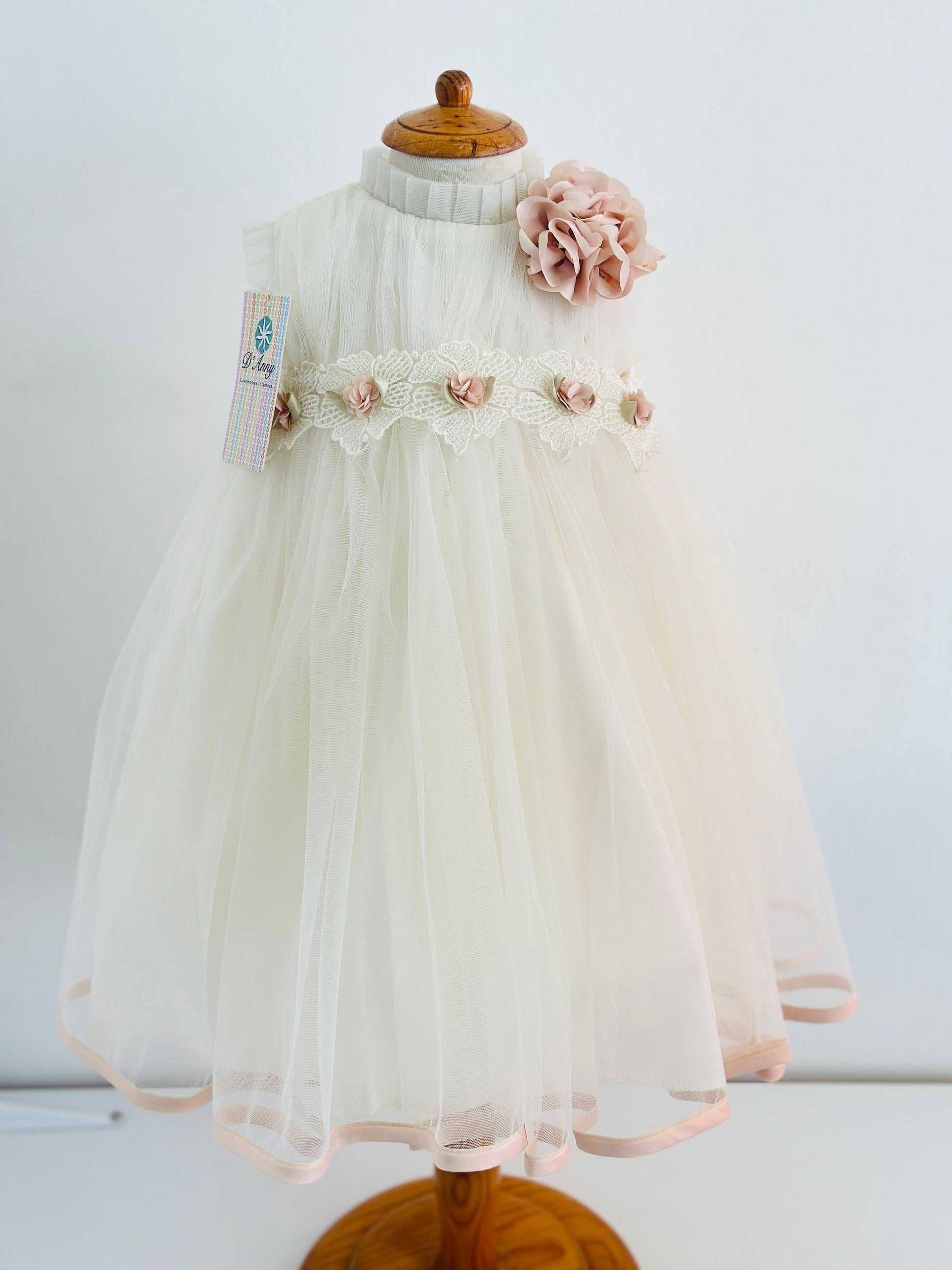 Vestido de Bautizo con flor rosa en hombro - Ceremonias Anny