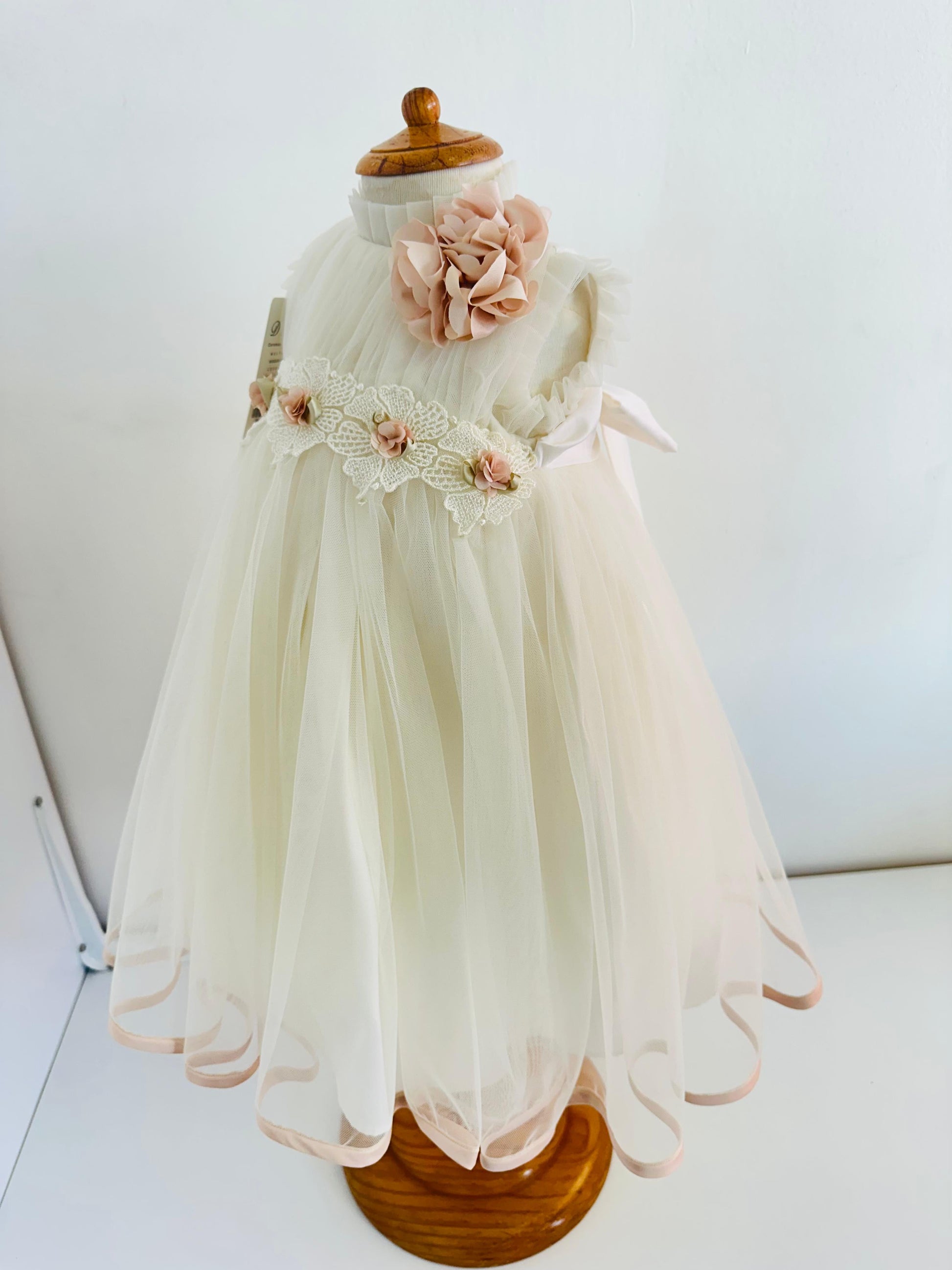 Vestido de Bautizo con flor rosa en hombro - Ceremonias Anny