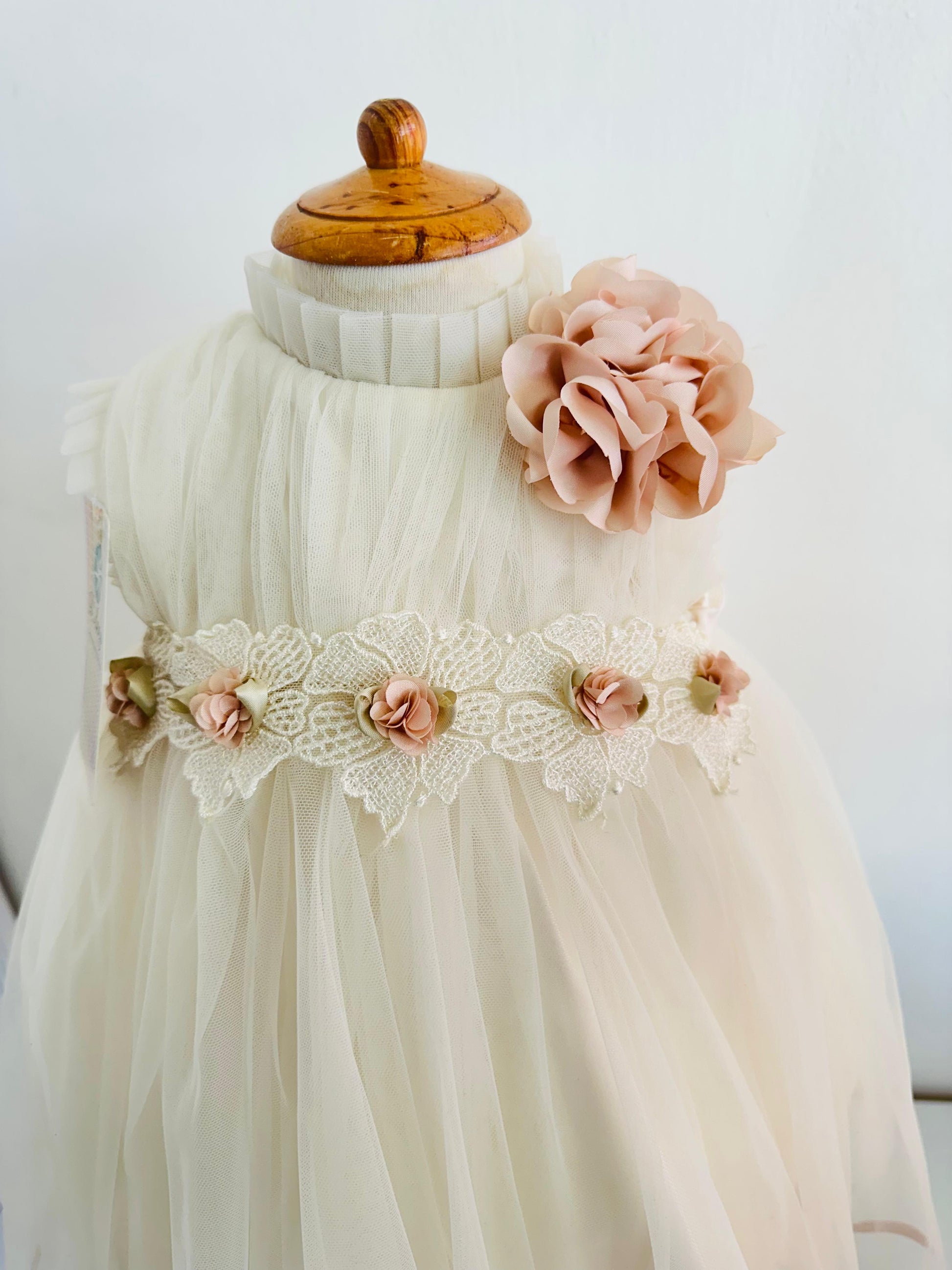 Vestido de Bautizo con flor rosa en hombro - Ceremonias Anny