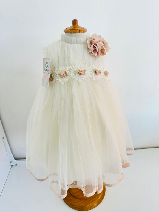 Vestido de Bautizo con flor rosa en hombro - Ceremonias Anny