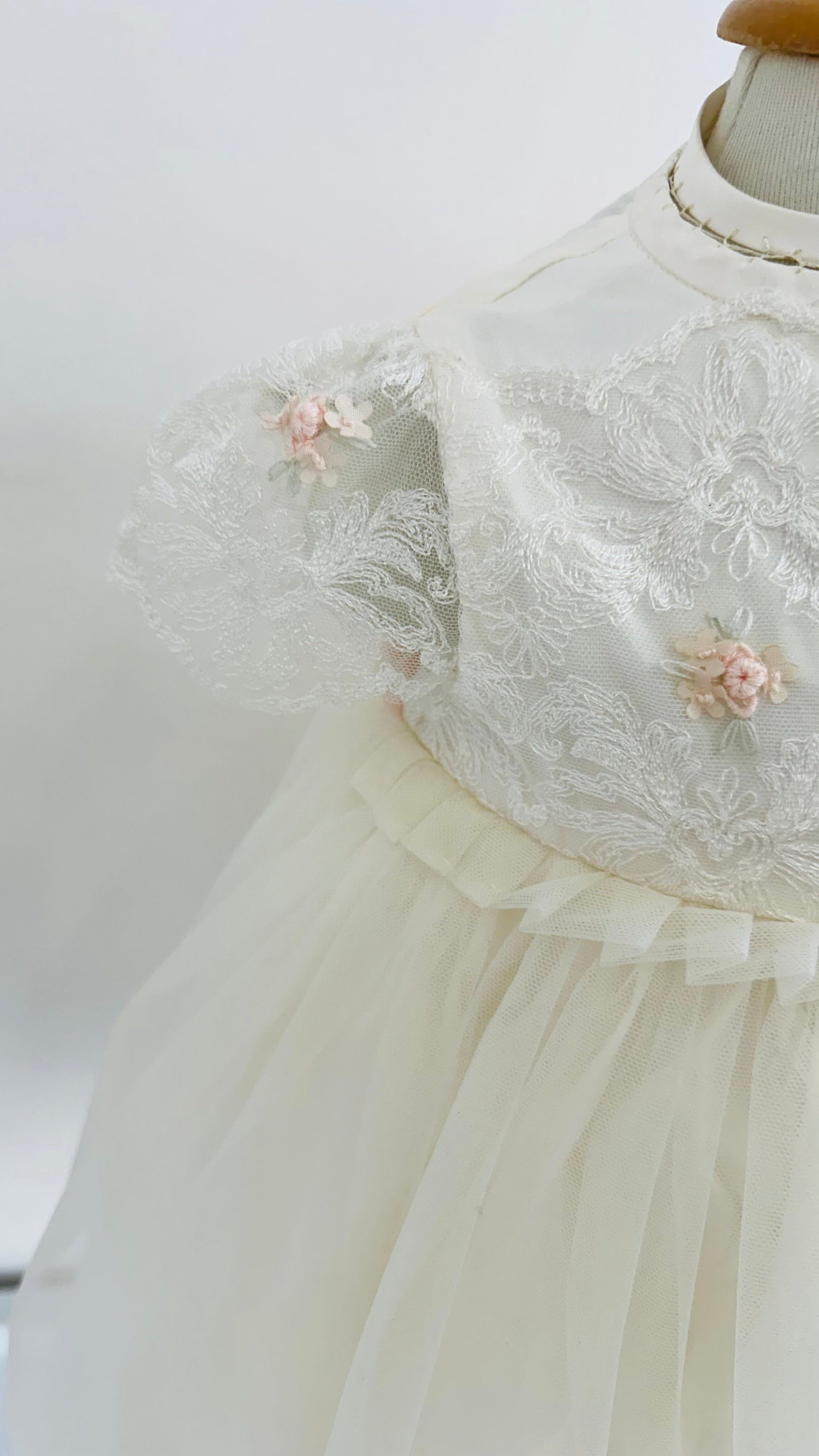 Vestido para Bautizo de encaje, tul y capota a juego con flores y perlas. Miranda - Ceremonias Anny