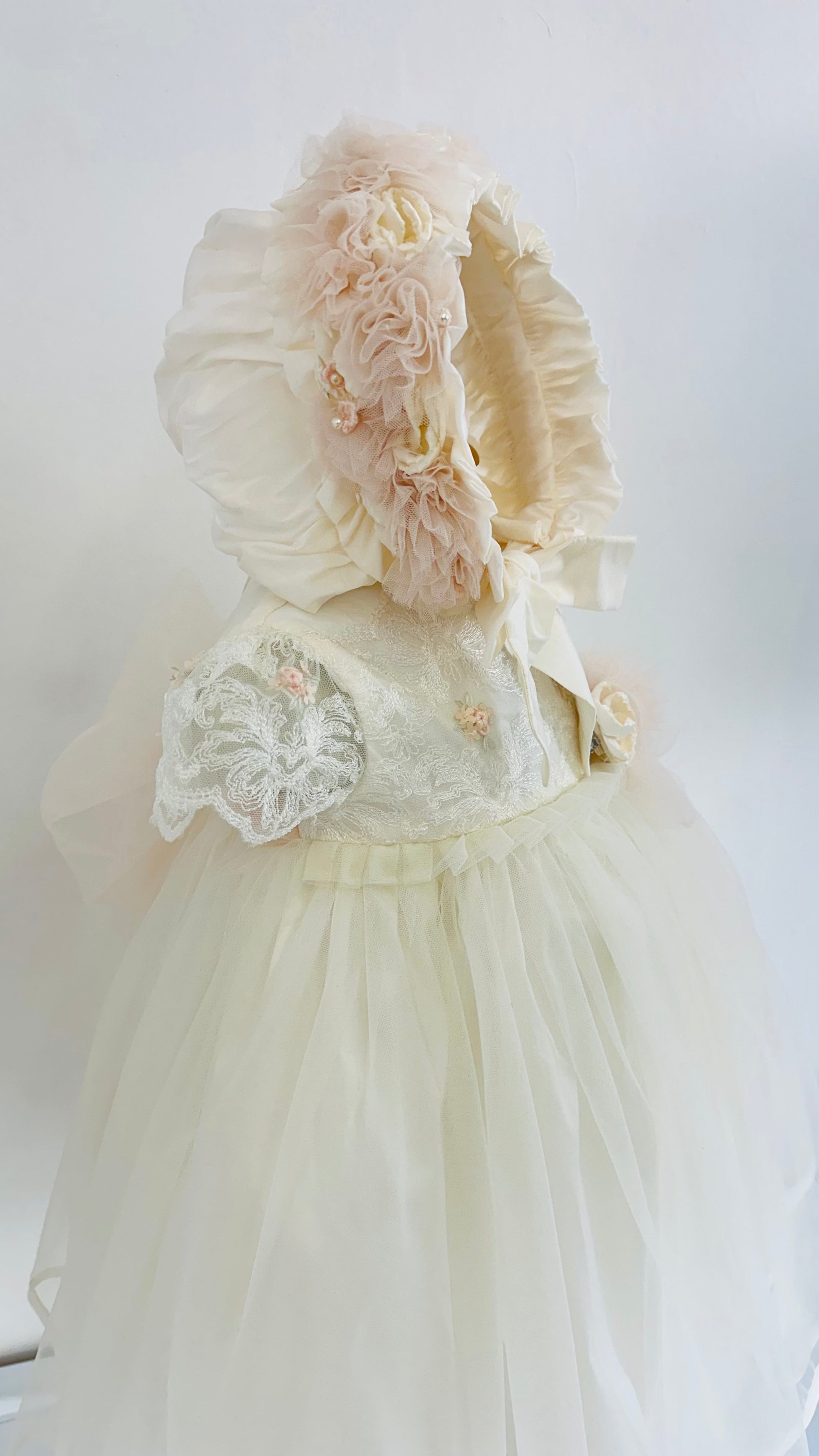 Vestido para Bautizo de encaje, tul y capota a juego con flores y perlas. Miranda - Ceremonias Anny