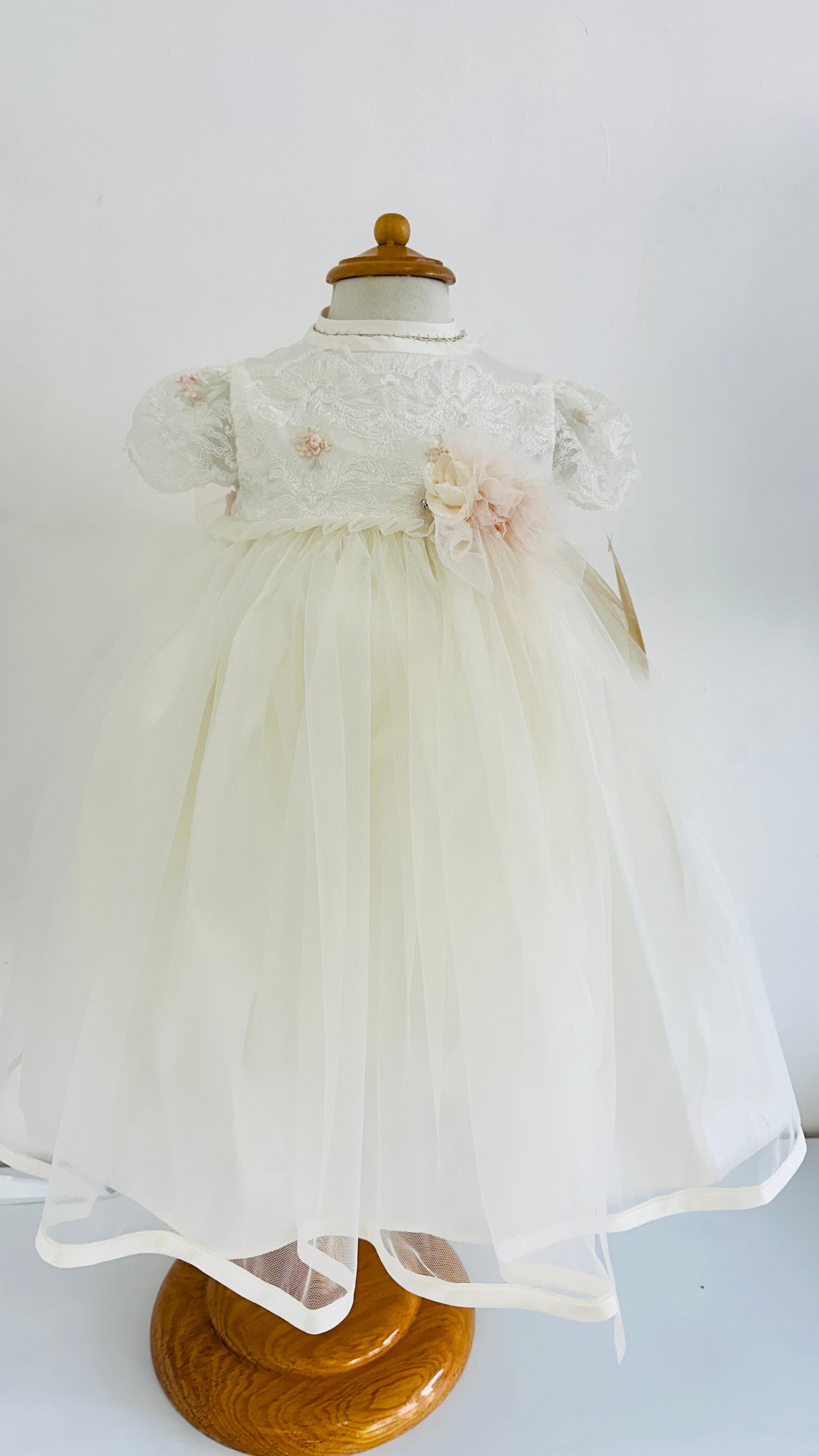 Vestido para Bautizo de encaje, tul y capota a juego con flores y perlas. Miranda - Ceremonias Anny