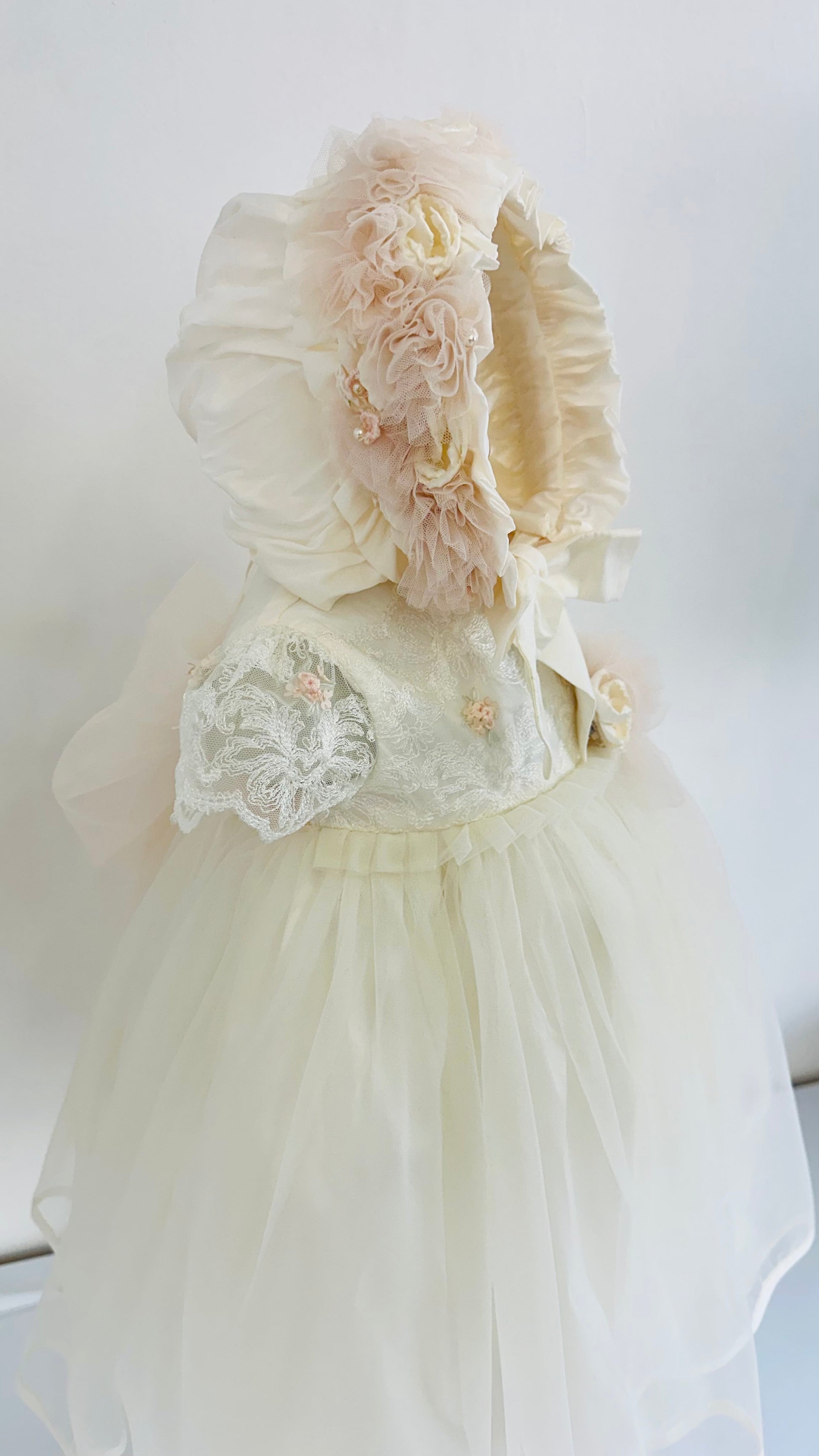 Vestido para Bautizo de encaje, tul y capota a juego con flores y perlas. Miranda - Ceremonias Anny