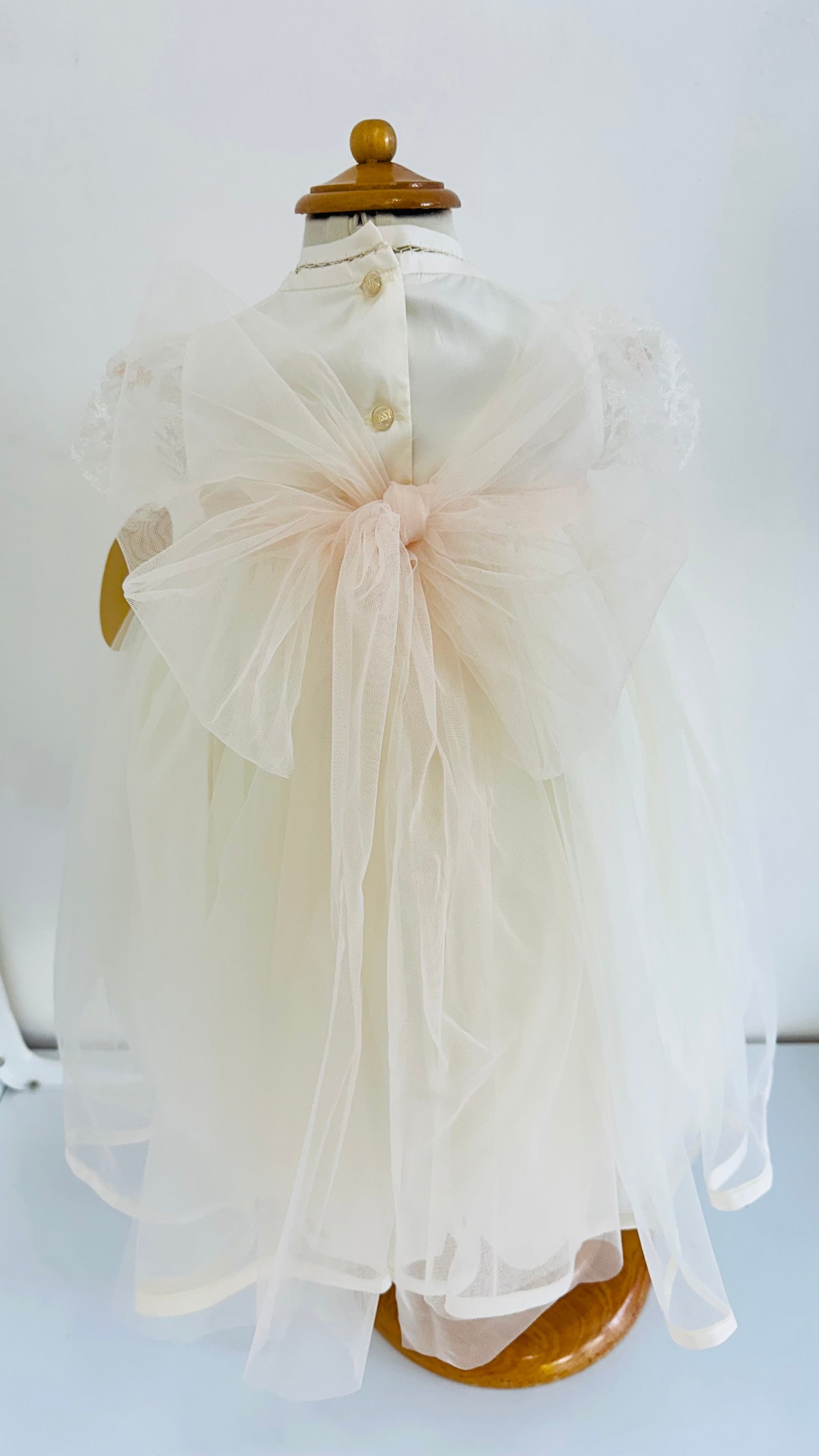 Vestido para Bautizo de encaje, tul y capota a juego con flores y perlas. Miranda - Ceremonias Anny