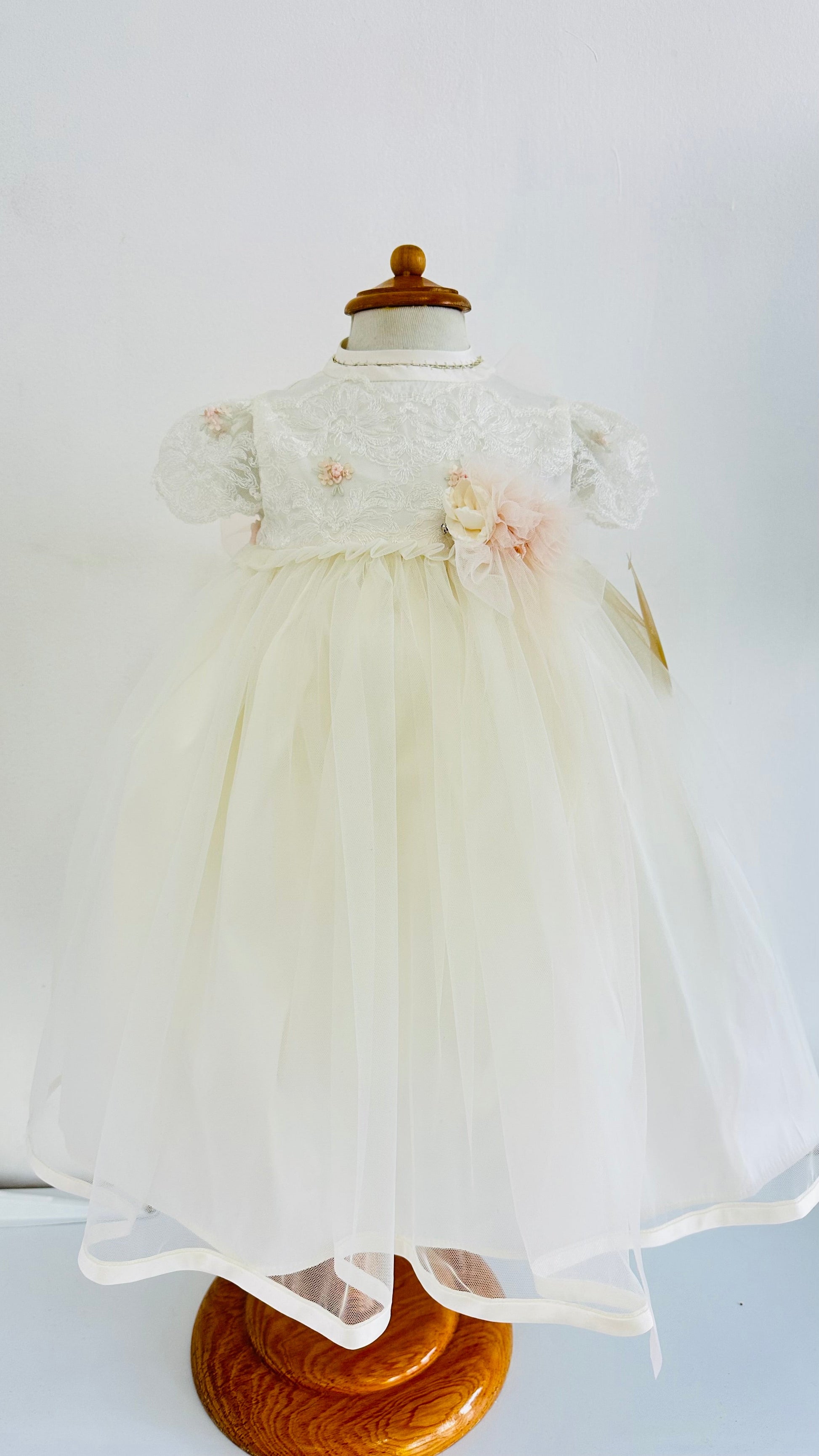 Vestido para Bautizo de encaje, tul y capota a juego con flores y perlas. Miranda - Ceremonias Anny