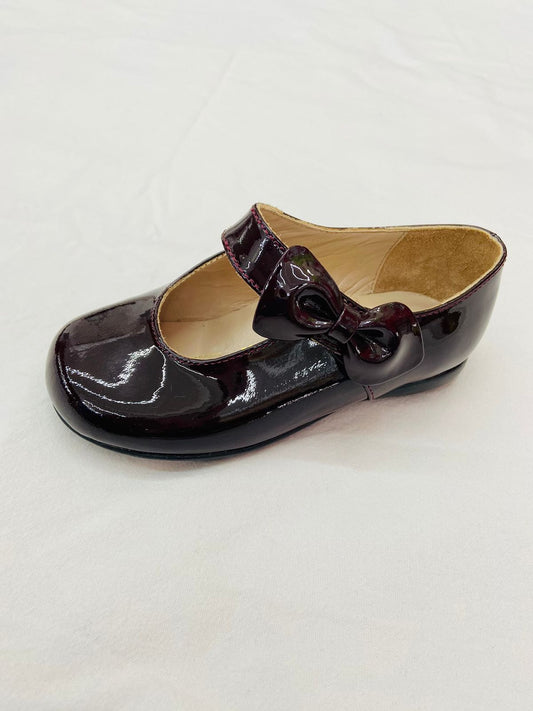 Zapato de charol vino