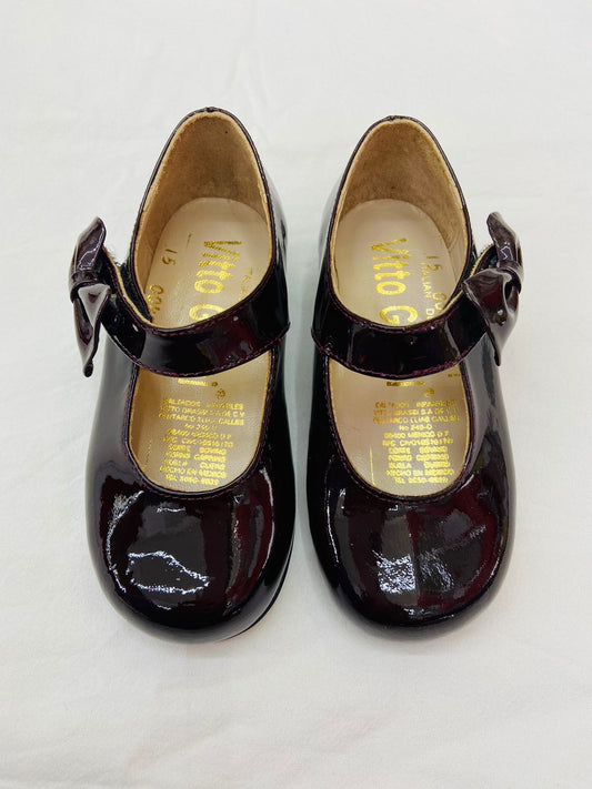 Zapato de charol vino